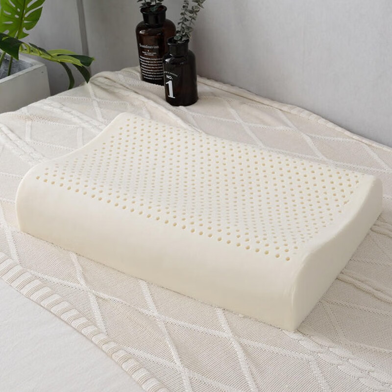 雪天里泡着汤看山景