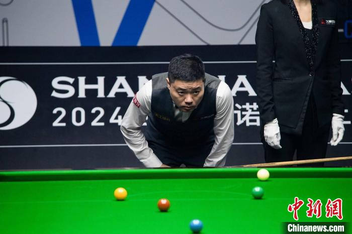 丁俊晖6比5险胜卡特晋级八强 斯诺克上海大师赛