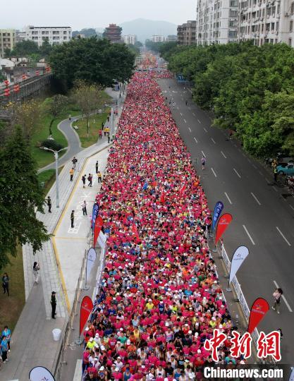 中马友谊跑点燃肇庆春日赛道 1.4万跑者共绘城市