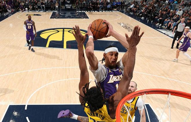 替补中锋贾克森·海斯扛起内线，助湖人击败步行