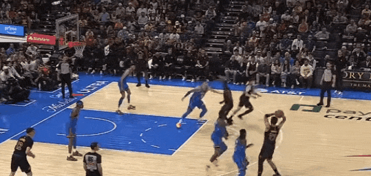 雷霆以压倒性优势大胜湖人，亚历山大与卢卡对